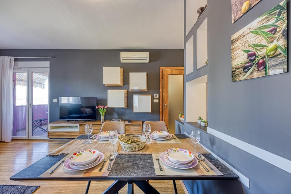 Seating area, Dining area