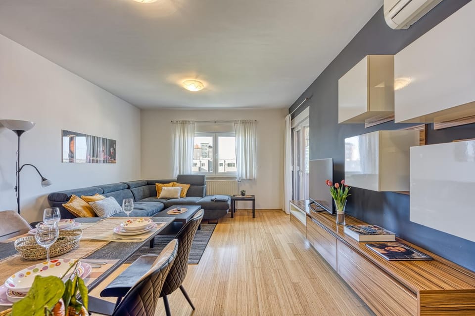Communal lounge/ TV room, TV and multimedia, Living room, Seating area, Dining area, Evening entertainment