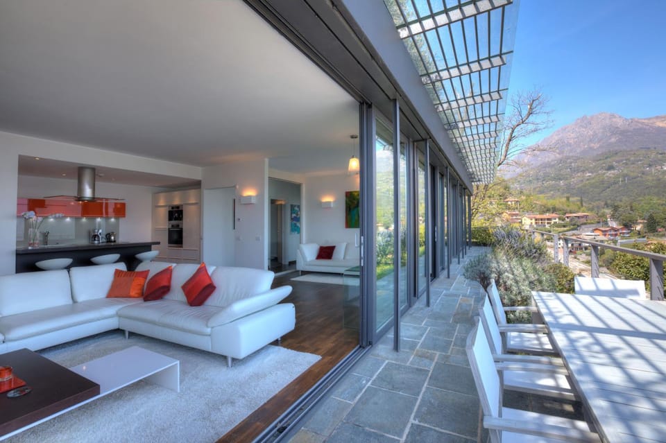 Kitchen or kitchenette, Living room, Lake view, Mountain view