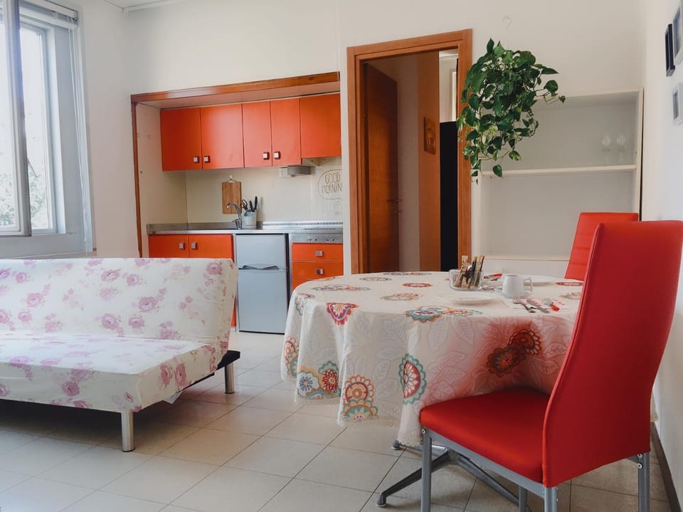 Library, Coffee/tea facilities, Kitchen or kitchenette, Living room, Decorative detail, Dining area, On site