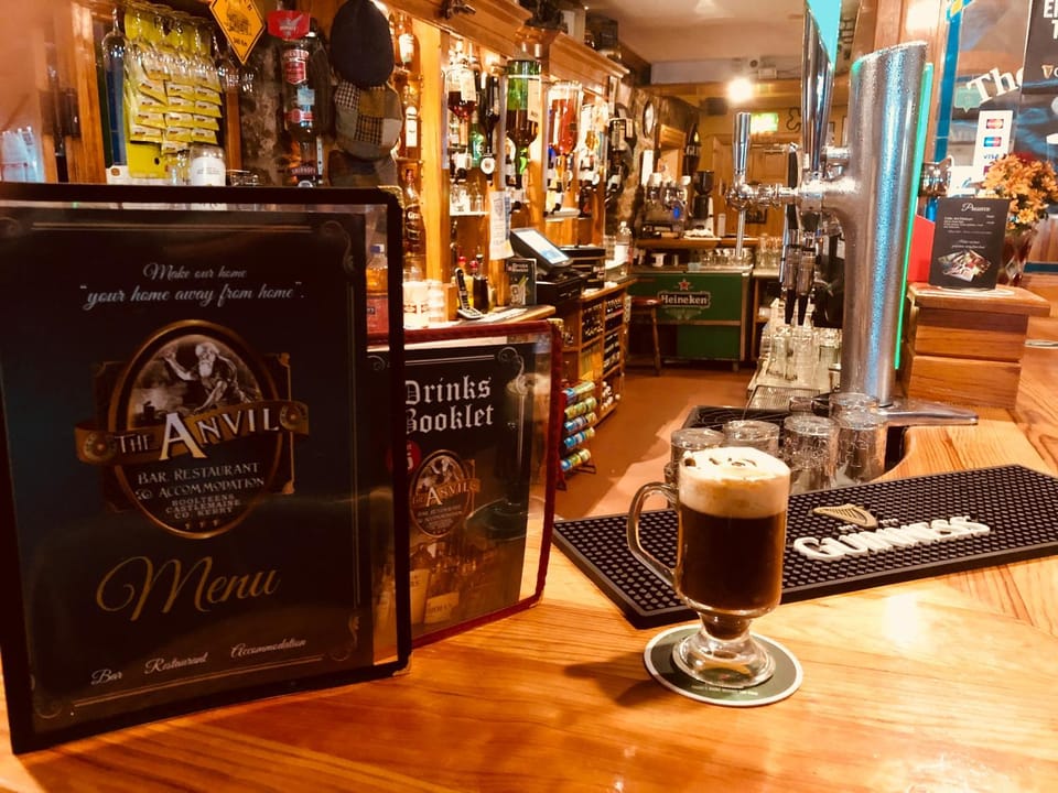 Coffee/tea facilities, Food and drinks, Alcoholic drinks