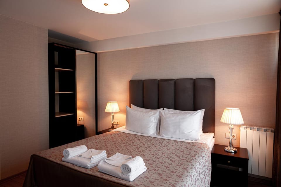 Bed, Photo of the whole room, Bedroom, towels