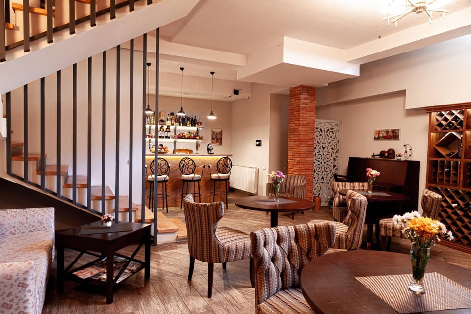 Restaurant/places to eat, Lobby or reception, Lounge or bar, Seating area