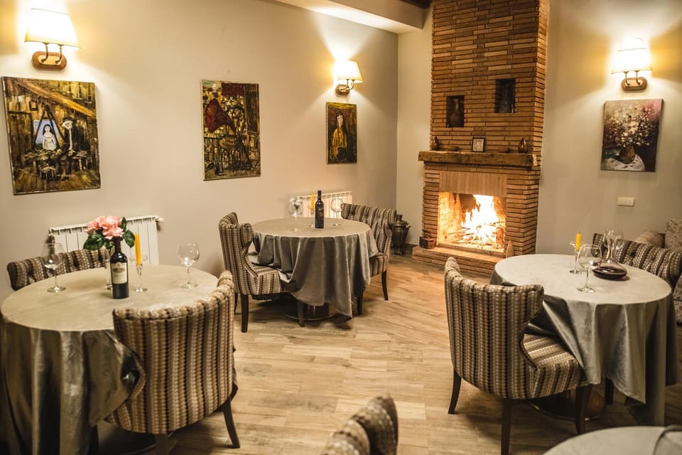 Communal lounge/ TV room, Activities, Lobby or reception, Lounge or bar, Business facilities, Banquet/Function facilities, Logo/Certificate/Sign, Meeting/conference room, Text overlay, Meals, Breakfast, Continental breakfast, Lunch, Dinner, Drinks, Alcoholic drinks, Non alcoholic drinks