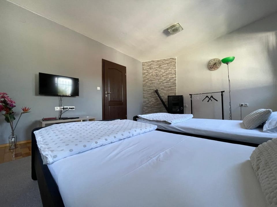 Bed, TV and multimedia, Bedroom