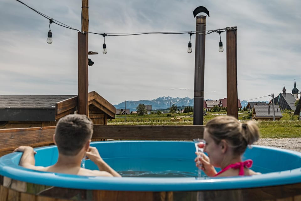 People, Spa and wellness centre/facilities, Seating area, Mountain view, Bath