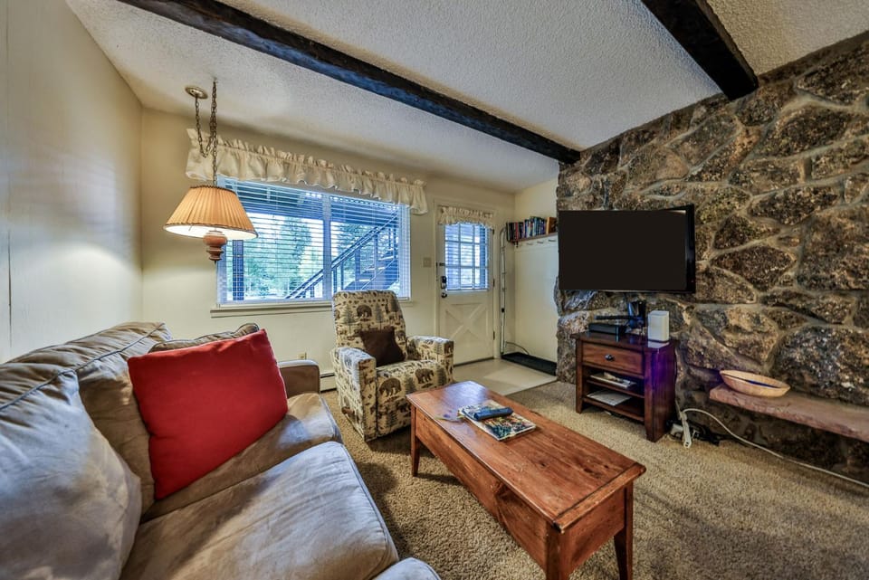 TV and multimedia, Living room, Seating area, furniture