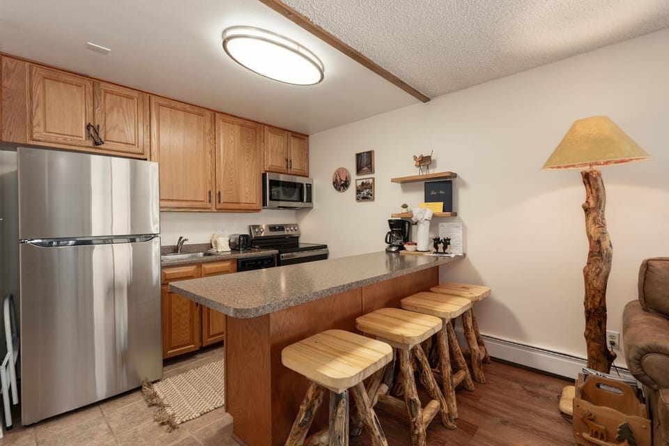 Coffee/tea facilities, Kitchen or kitchenette, Seating area, Dining area, furniture, kitchen
