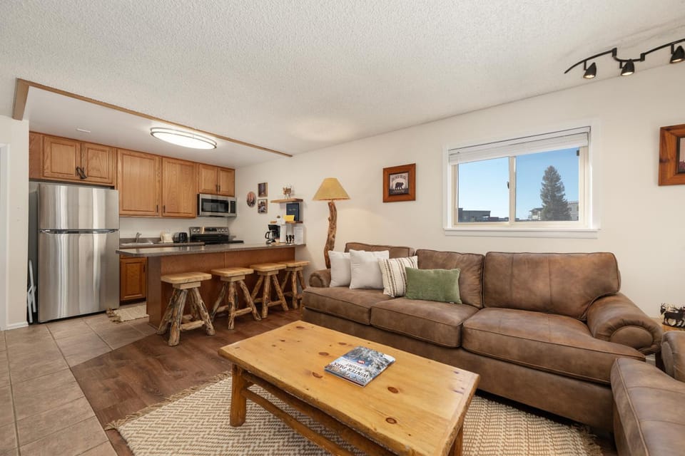 Day, TV and multimedia, Kitchen or kitchenette, Living room, Seating area, furniture, microwave, kitchen