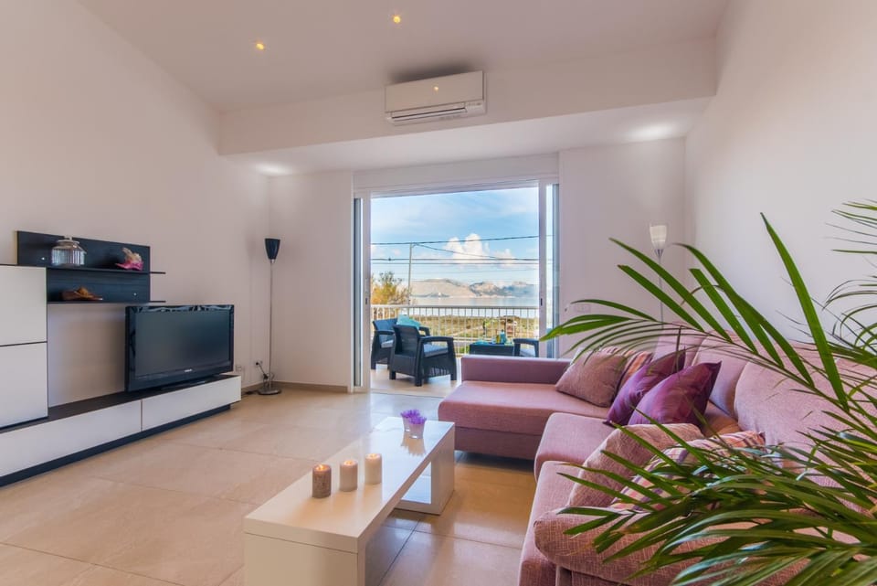 Communal lounge/ TV room, Living room