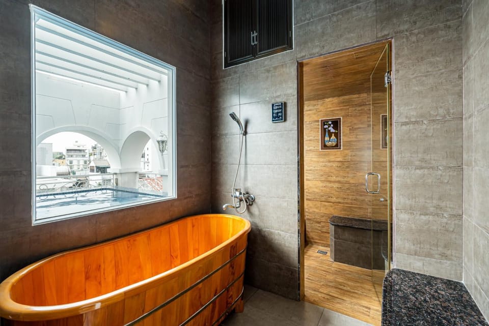 Bowling, Hot Tub, Sauna, Spa and wellness centre/facilities