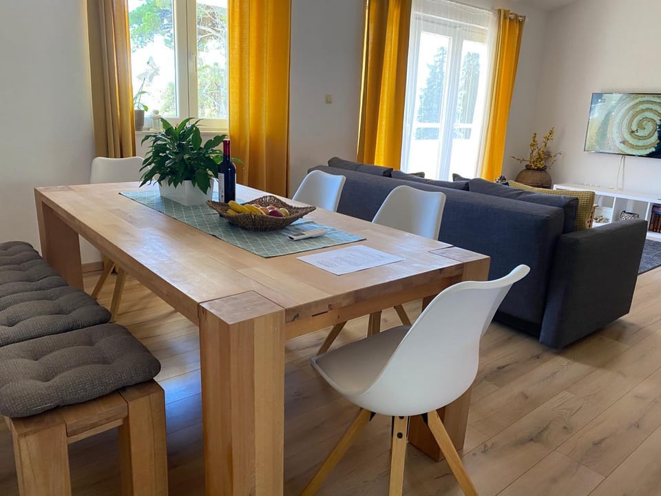 Seating area, Dining area