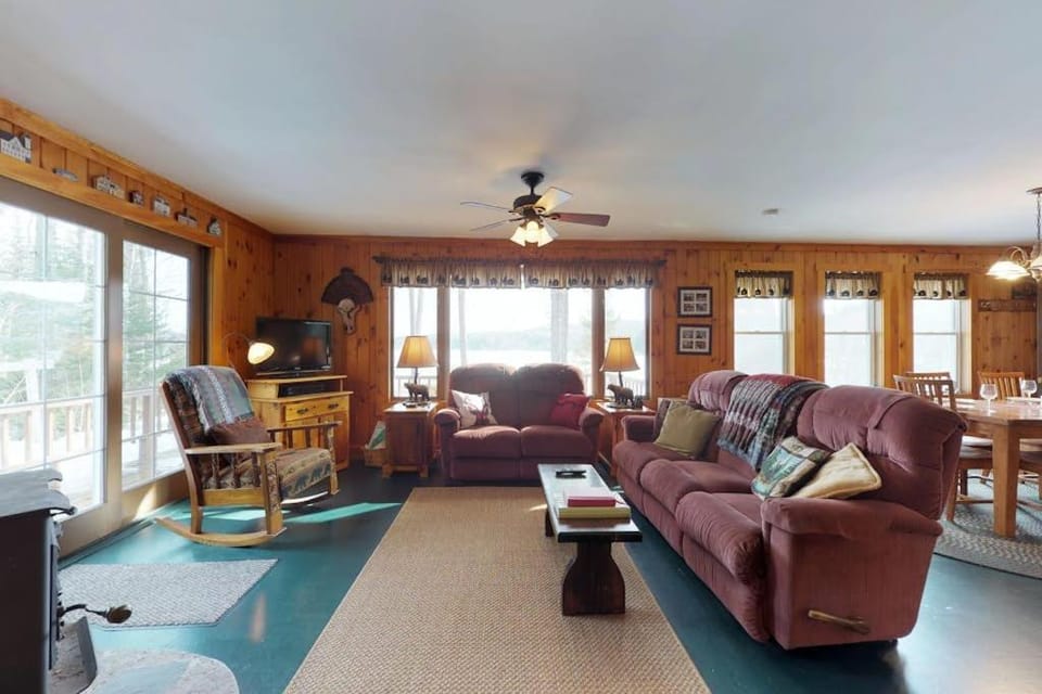 TV and multimedia, Living room, Seating area, fireplace