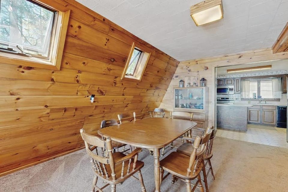 Kitchen or kitchenette, Seating area, Dining area