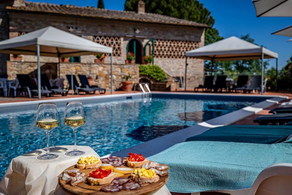 Property building, Food and drinks, Pool view, Swimming pool, Alcoholic drinks, sunbed