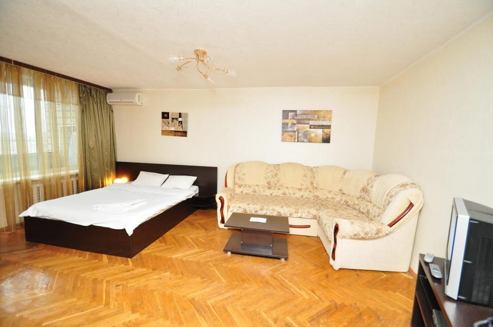 TV and multimedia, Living room, Photo of the whole room, Decorative detail, Seating area, Bedroom