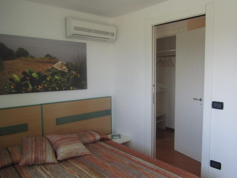 Bedroom, wardrobe
