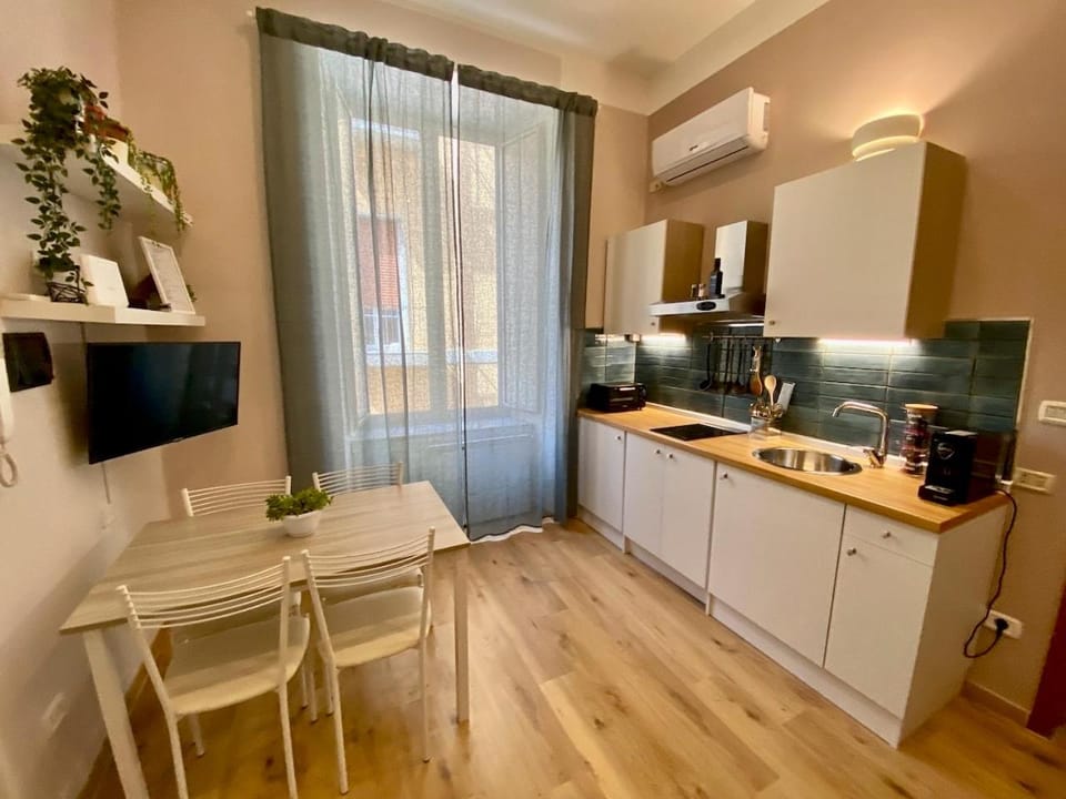 TV and multimedia, Kitchen or kitchenette, Dining area, stove, air conditioner