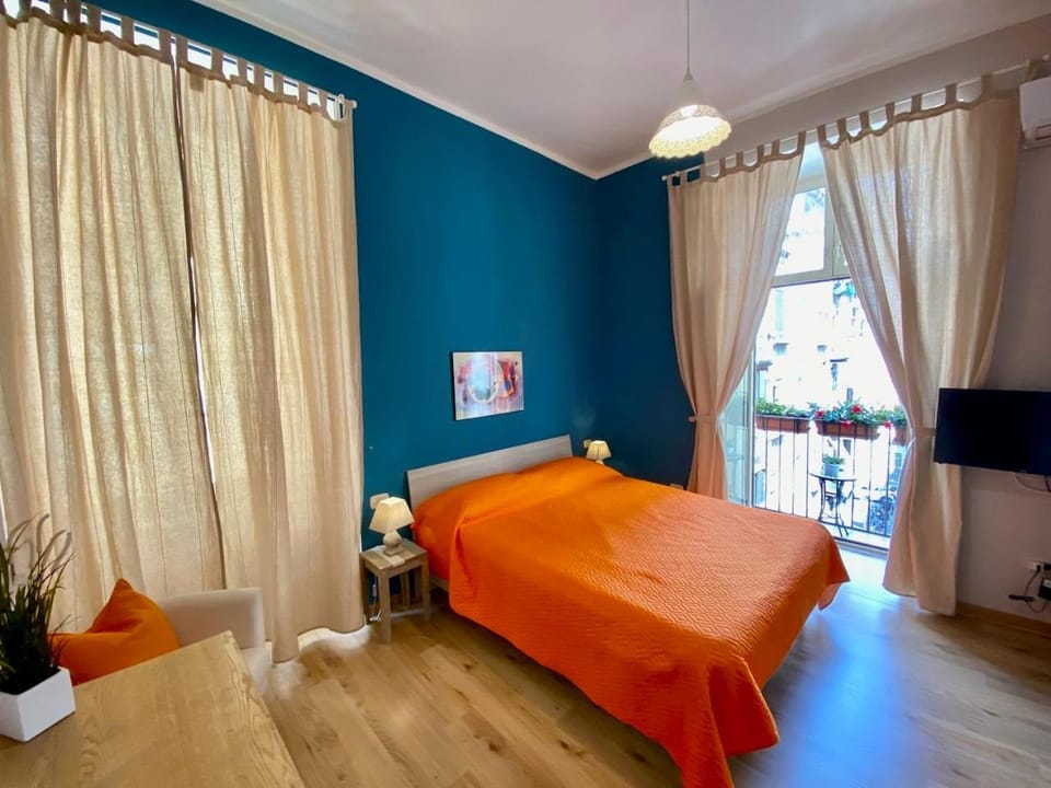 Bed, TV and multimedia, Photo of the whole room, Bedroom