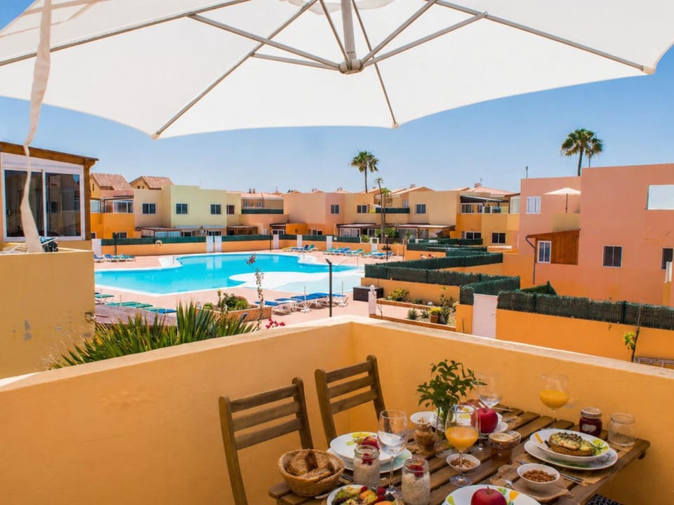Swimming pool, Breakfast