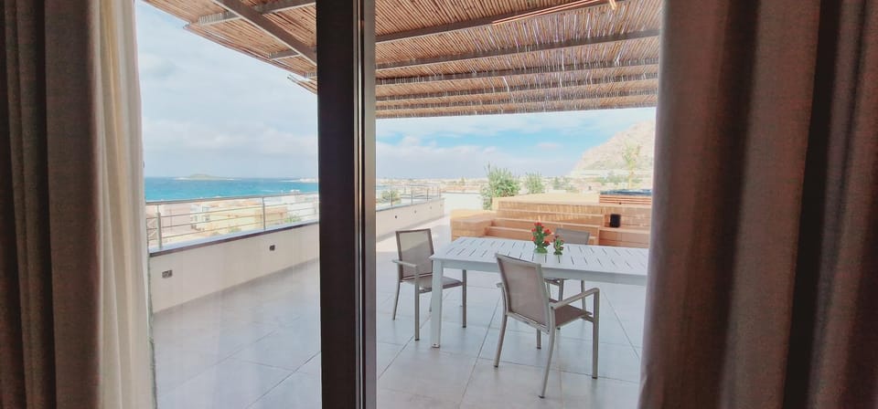 Natural landscape, Balcony/Terrace, Sea view