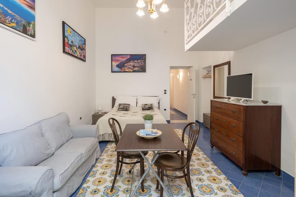 Kitchen or kitchenette, Seating area, Dining area