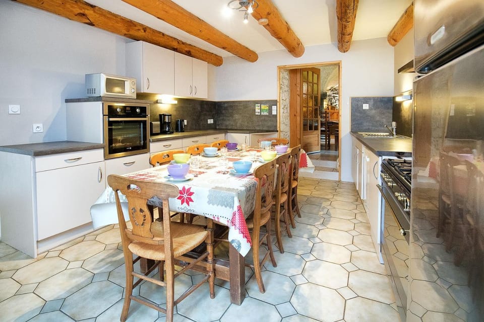 Kitchen or kitchenette, Dining area