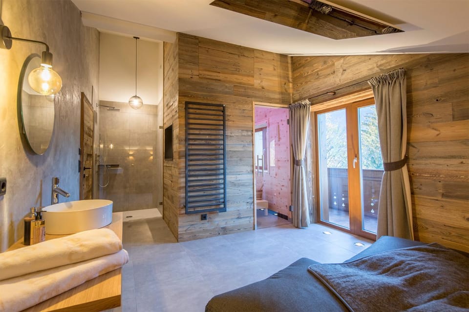 Shower, Sauna, Bathroom, Photo of the whole room, Seating area, Mountain view