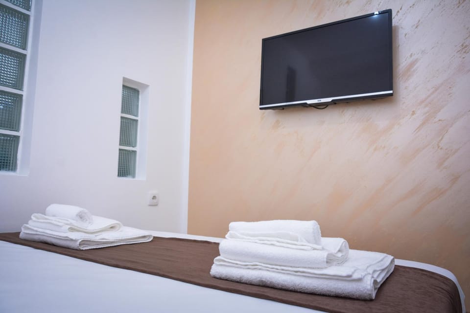 Bed, TV and multimedia, Bedroom
