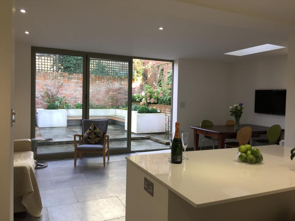 Patio, Kitchen or kitchenette, Dining area