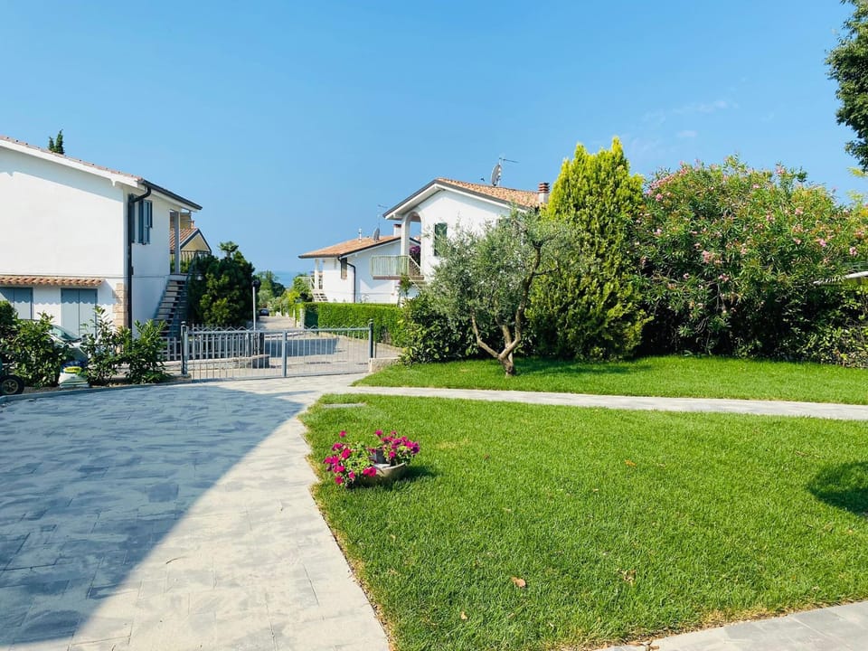 Property building, Neighbourhood, Natural landscape, Garden, Garden view, Street view