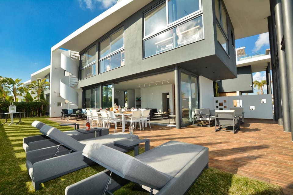 Garden, Seating area, Dining area