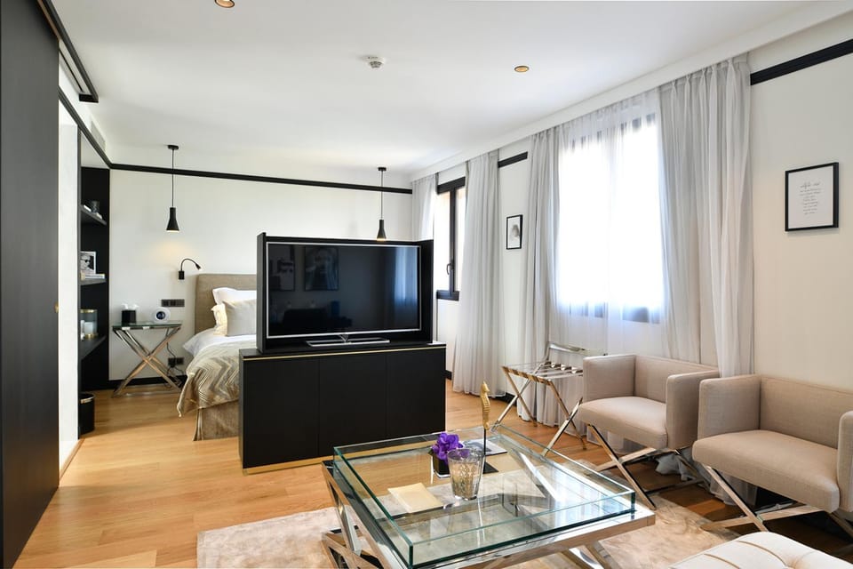 Spring, Bed, Off site, Winter, Summer, Casino, Game Room, Nightclub / DJ, Bathroom, Coffee/tea facilities, Fitness centre/facilities, Animals, Bedroom, Autumn, Pets, Pets, Sea view, Non alcoholic drinks