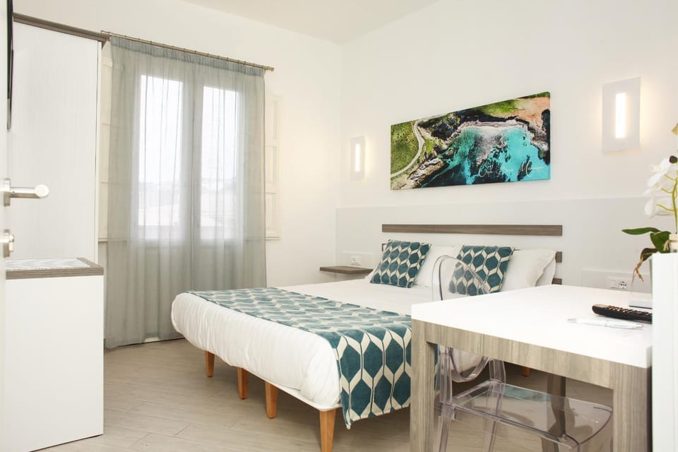 Photo of the whole room, Bedroom