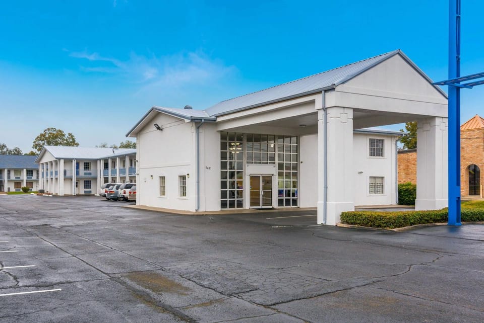 Property building, Facade/entrance, Day, On site, Time of day