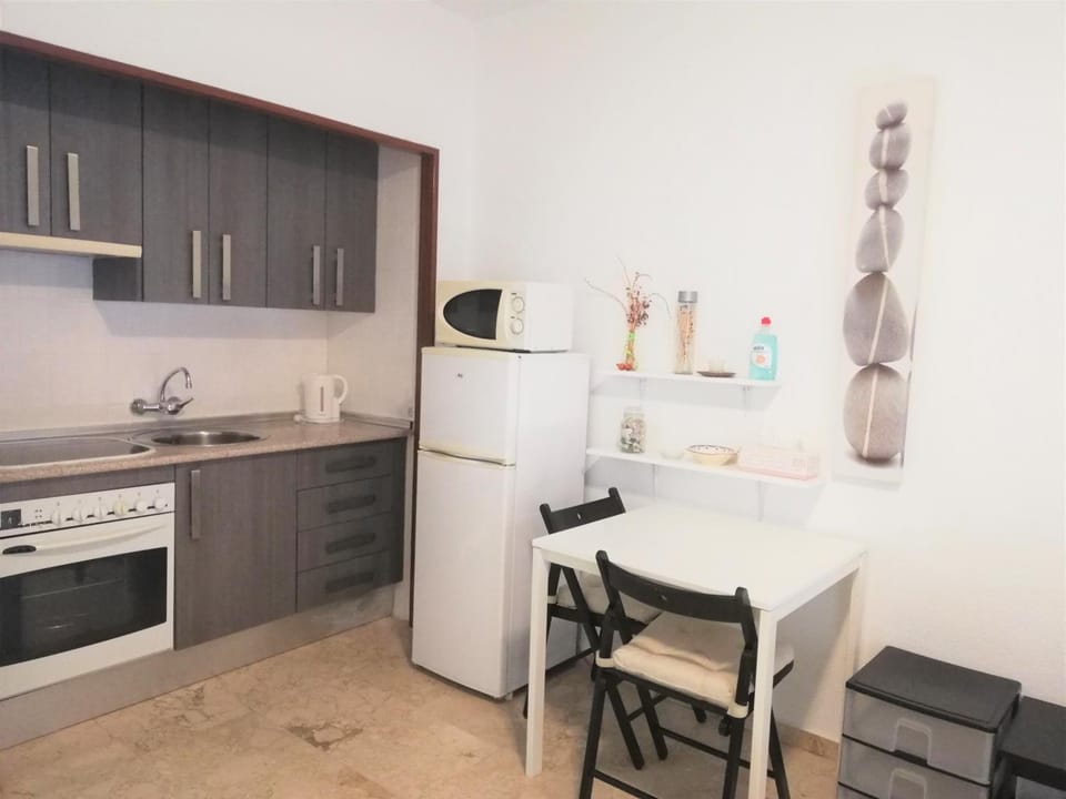Kitchen or kitchenette, Dining area, minibar, pet friendly, stove