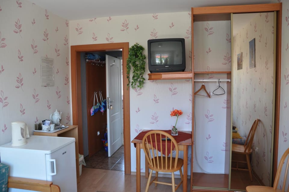 Photo of the whole room, sunbed