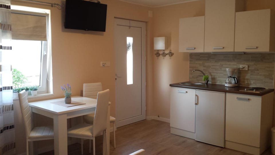 TV and multimedia, Coffee/tea facilities, Kitchen or kitchenette, Seating area, Dining area