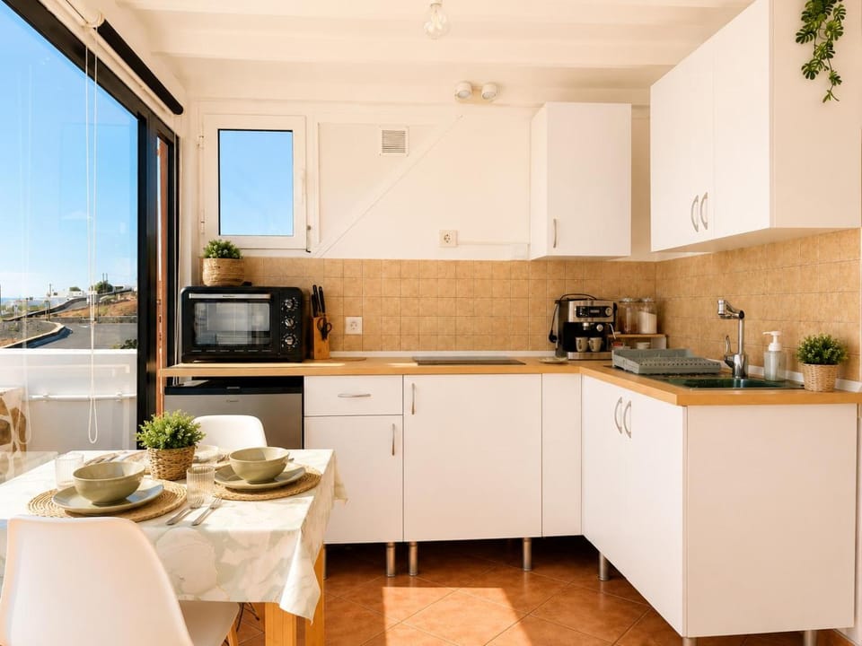 Coffee/tea facilities, Dining area, stove, toaster