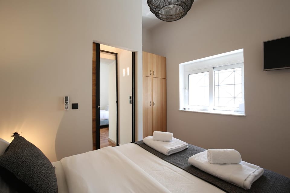 Bed, TV and multimedia, Bedroom, towels