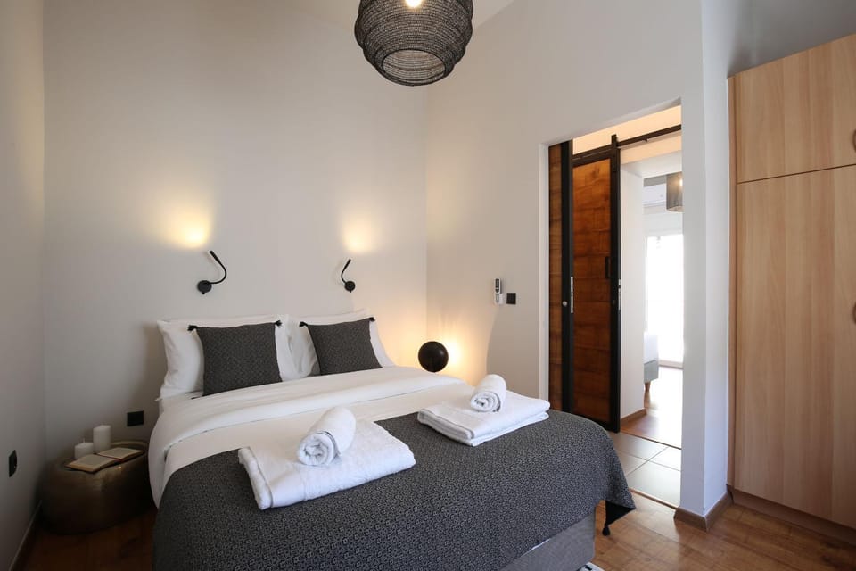 Bed, Bedroom, towels, wardrobe