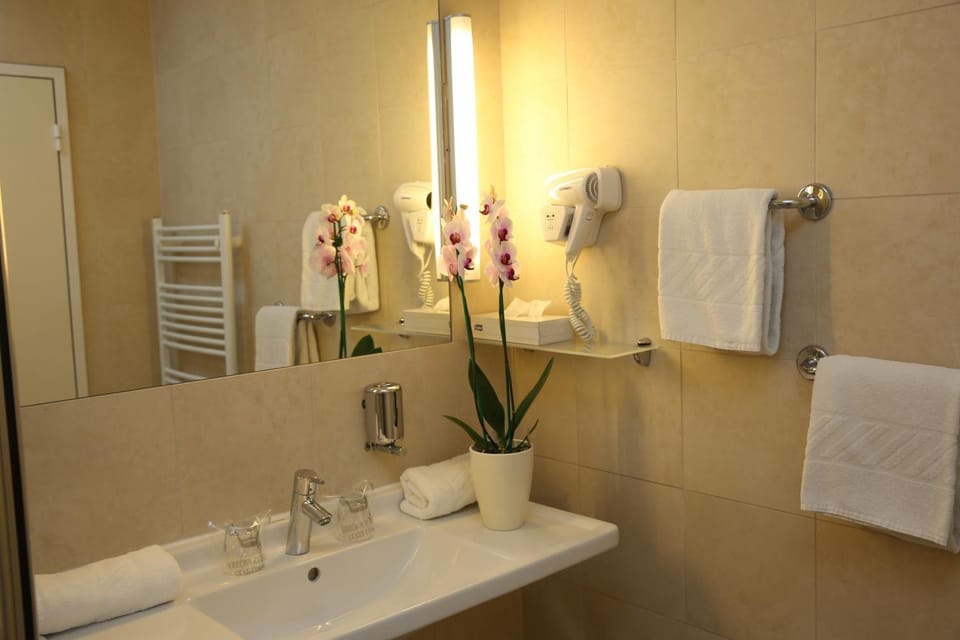Bathroom, towels