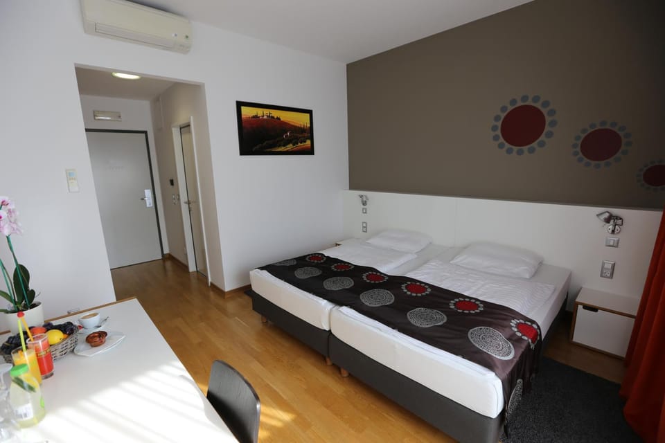 Bed, TV and multimedia, Photo of the whole room, Seating area