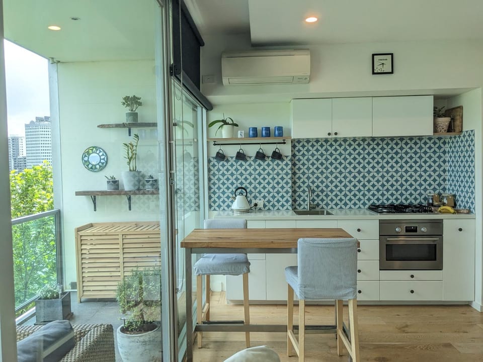 Kitchen or kitchenette, Dining area, minibar, oven, pet friendly, stove