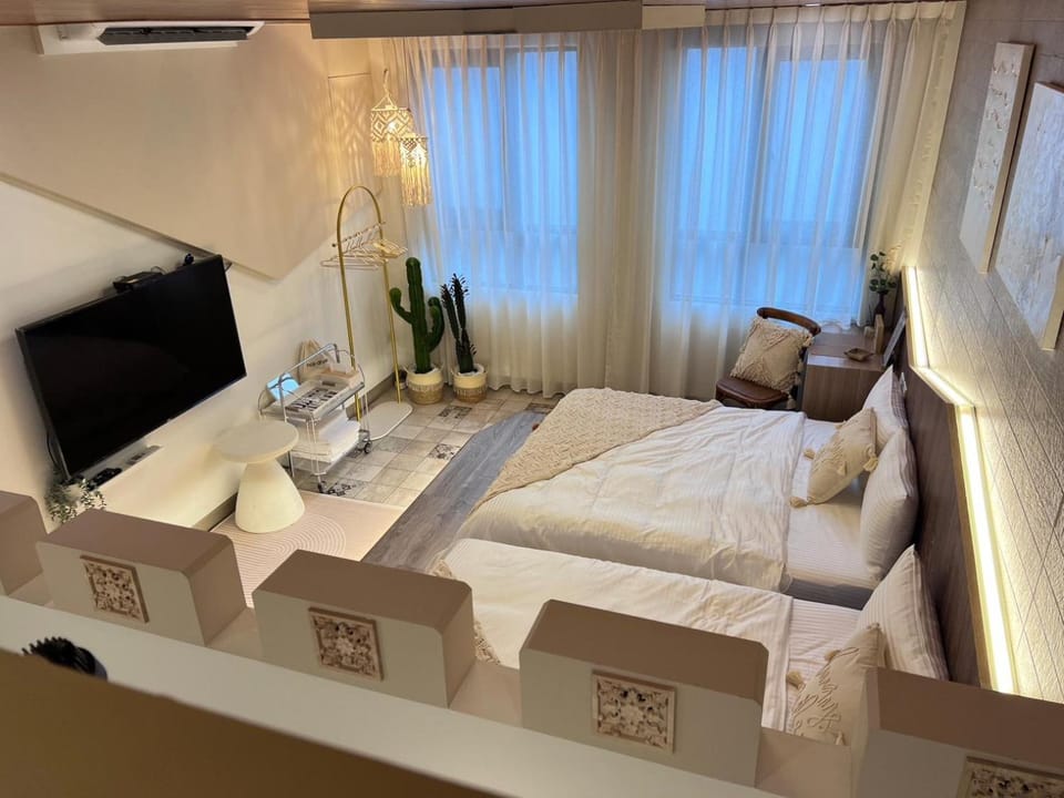 Communal lounge/ TV room, Bed, TV and multimedia, Living room, Photo of the whole room, Seating area, Bedroom
