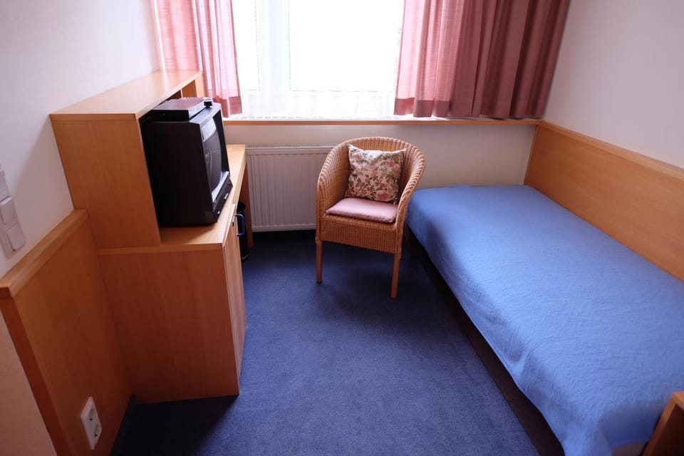 Photo of the whole room, Seating area