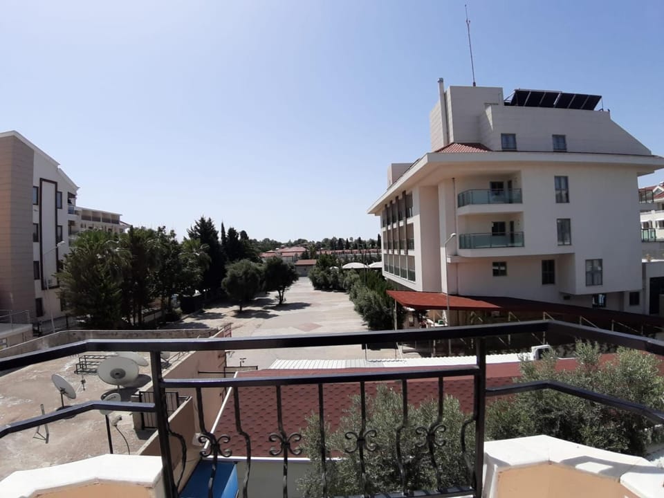 Day, Neighbourhood, Natural landscape, Balcony/Terrace, Street view, Parking