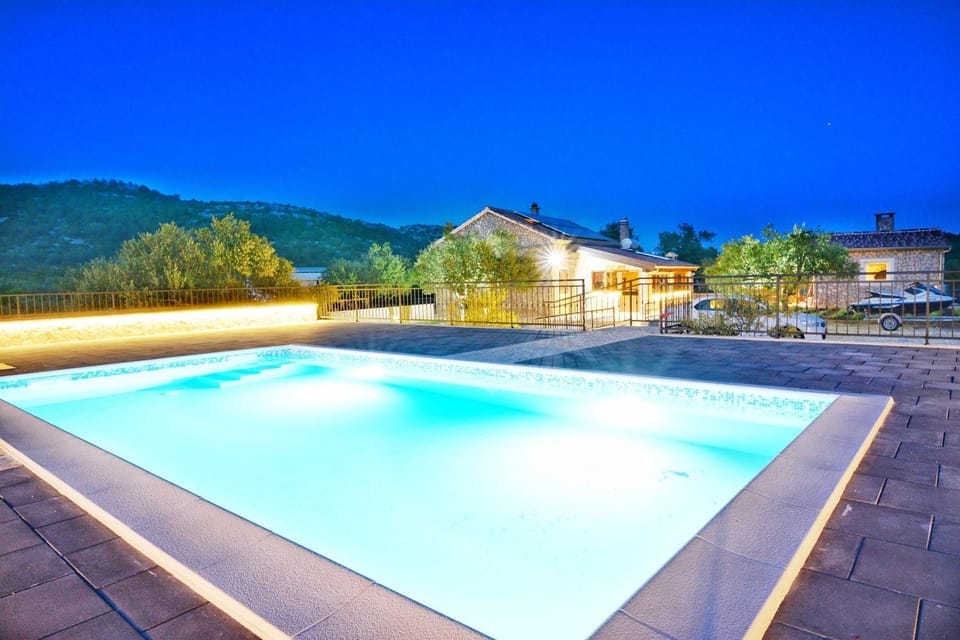 Mountain view, Pool view