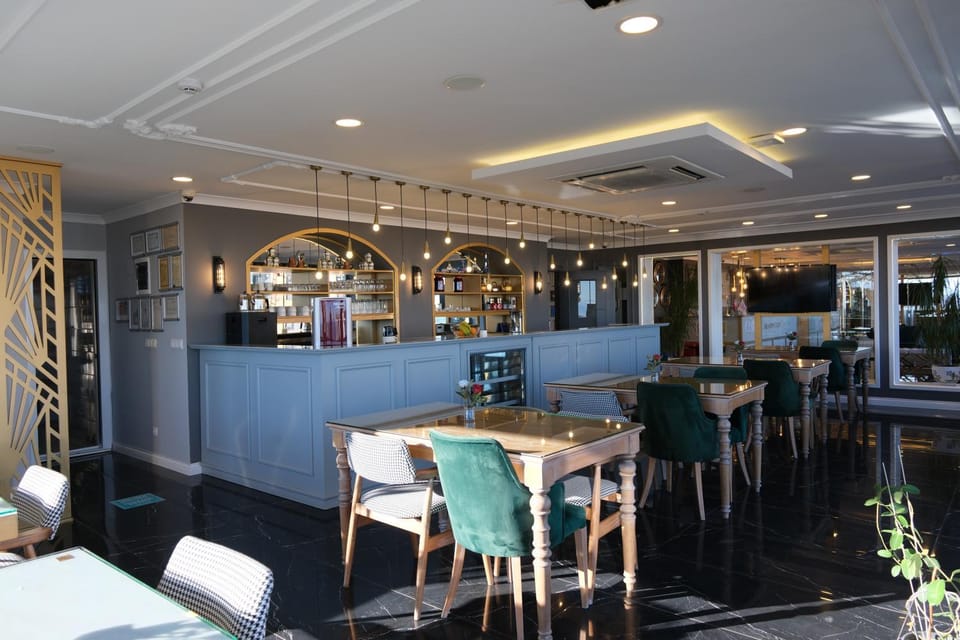 Restaurant/places to eat, Food and drinks, Banquet/Function facilities, Seating area, Drinks