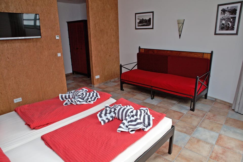 Bed, Photo of the whole room, Decorative detail, Bedroom, River view